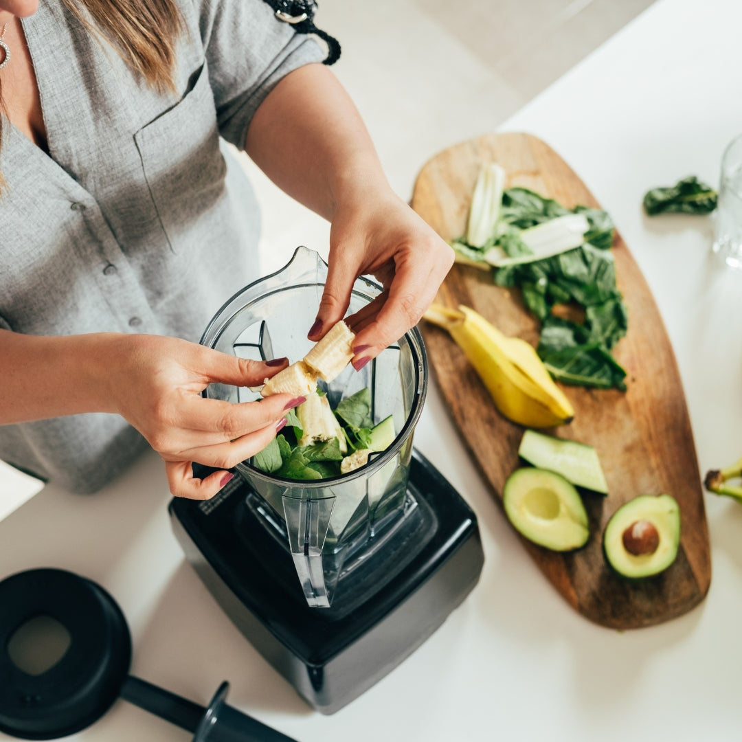 femme qui prépare un smoothie detox dans son mélangeur