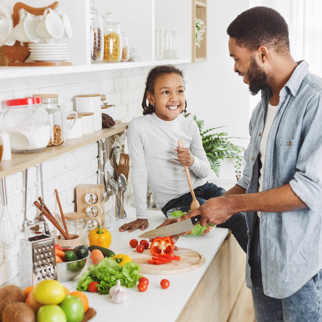 un père et sa fille qui cuisine