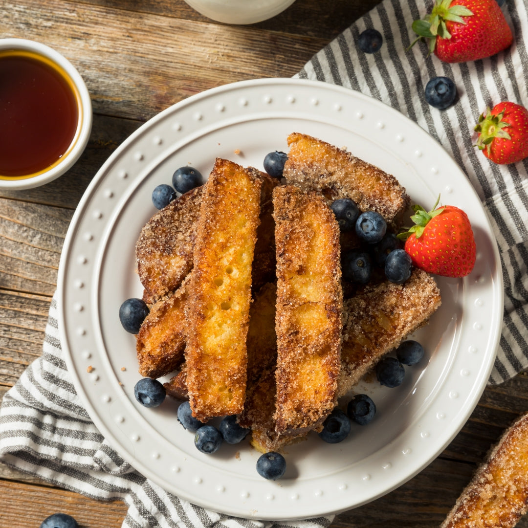 Bâtonnets de pain doré au sucre à la cannelle avec fruits et sirop d'érable 