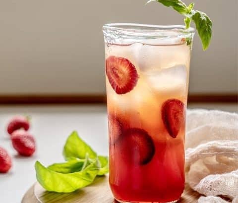 Boisson pétillante aux petits fruits et au basilic