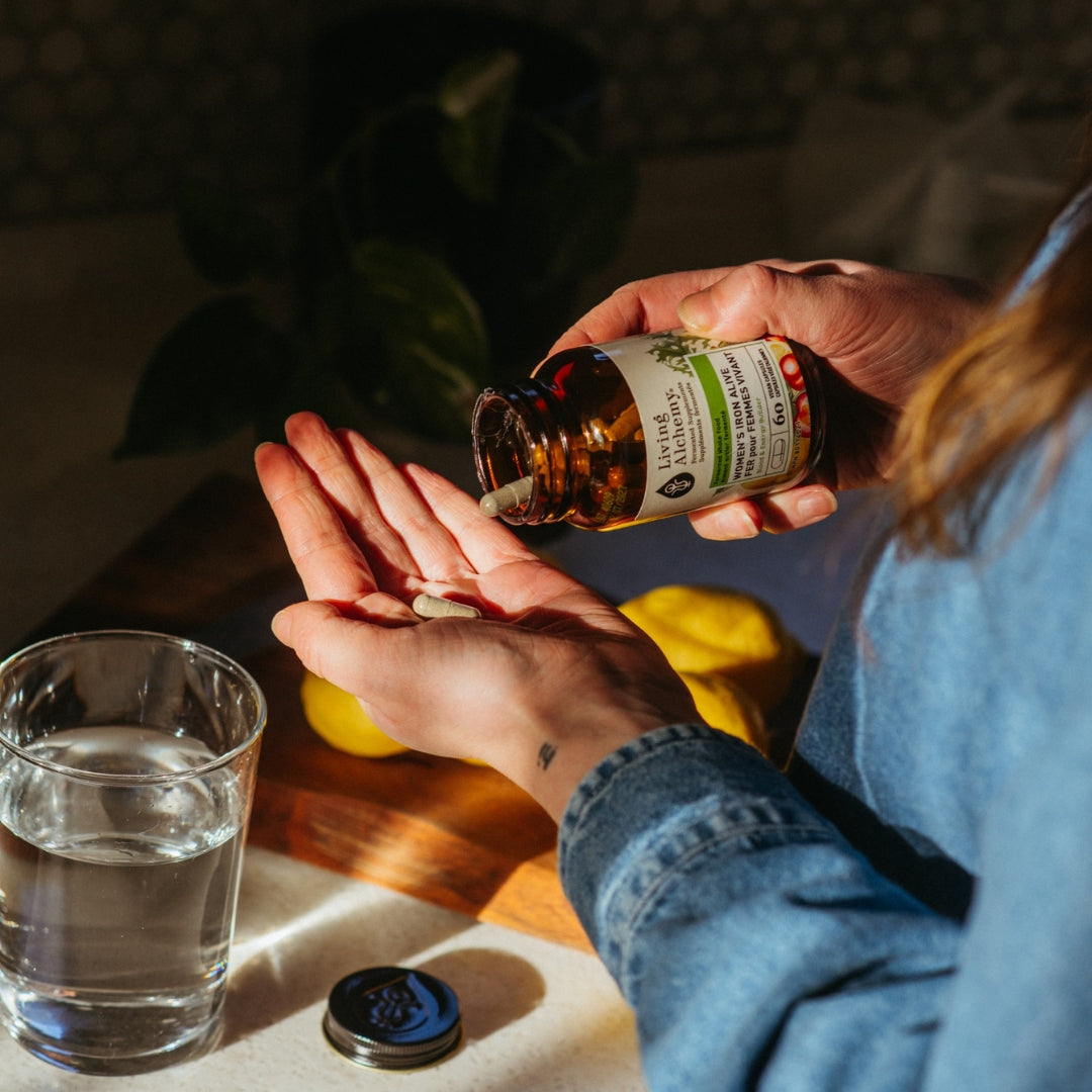 femme qui prends un supplément alimentaire de fer