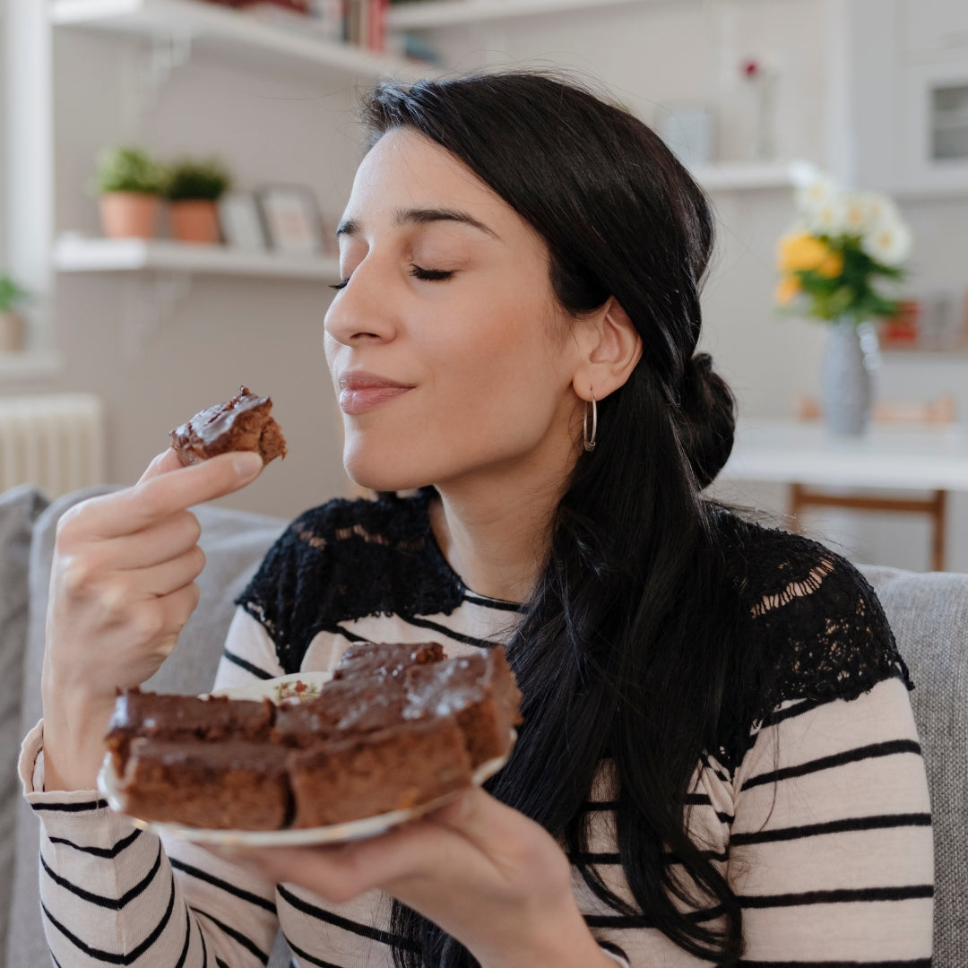 femme mangeant du dessert, chandail rayé, brownies