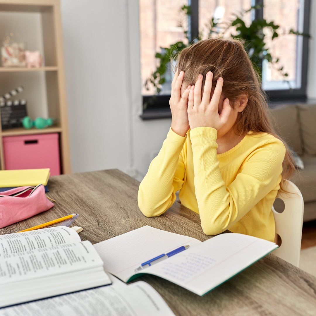 enfant qui fait des devoirs