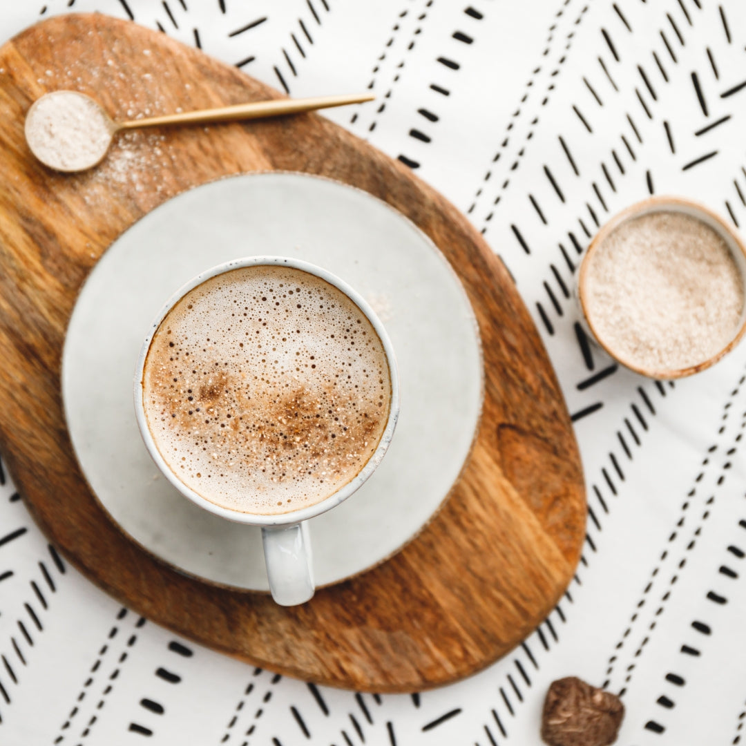 café latté poudre de champignons sur planche de bois