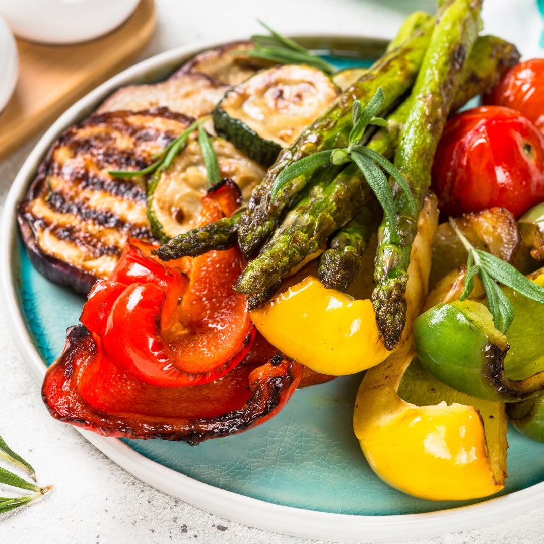 légumes grillés sur assiette bleue