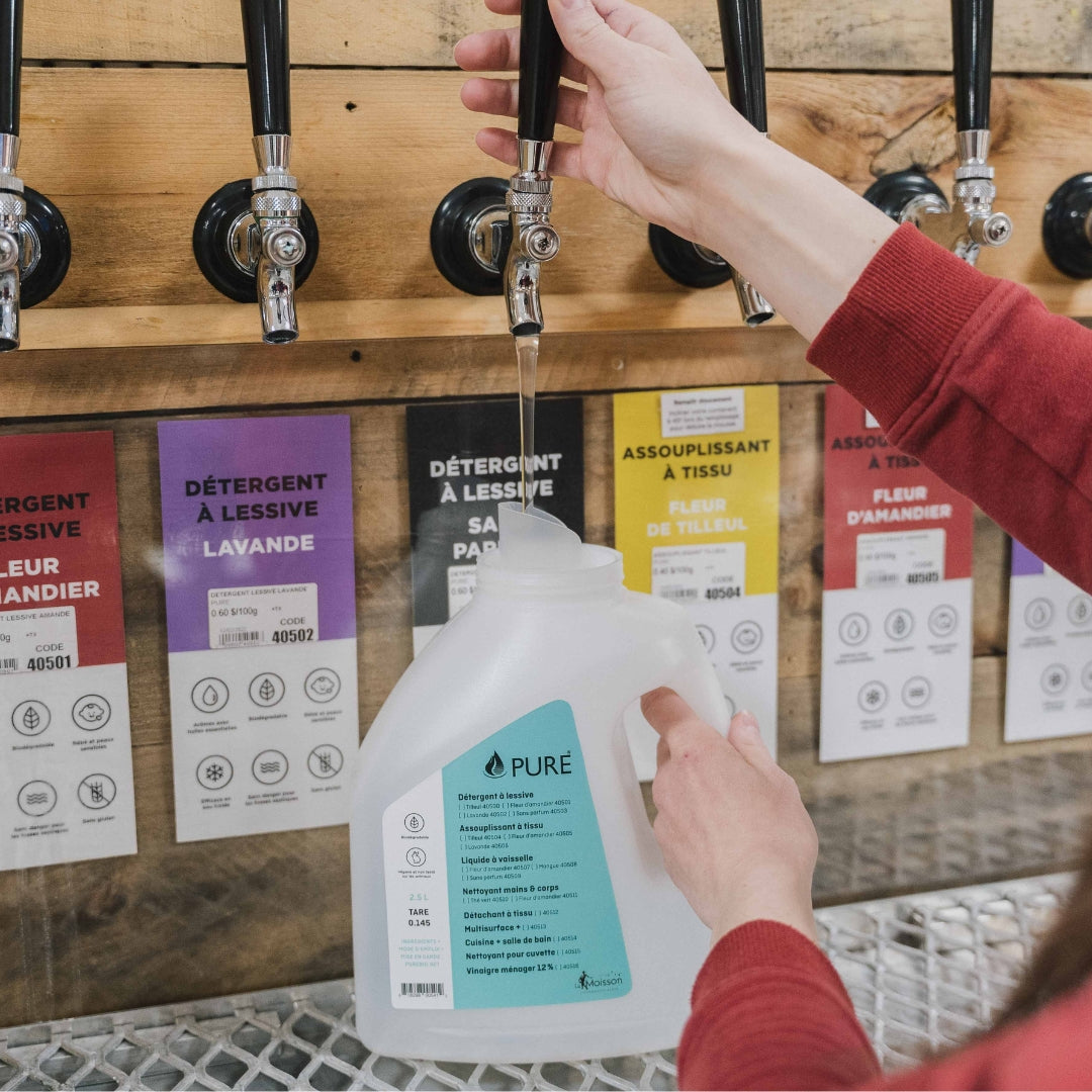 personne qui rempli du vrac ménager 