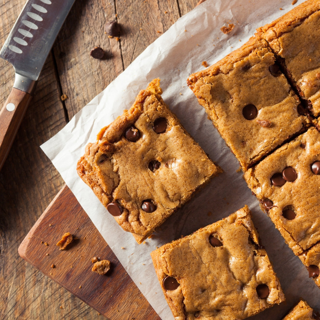 Blondies aux pépites de chocolat sur papier parchemin 