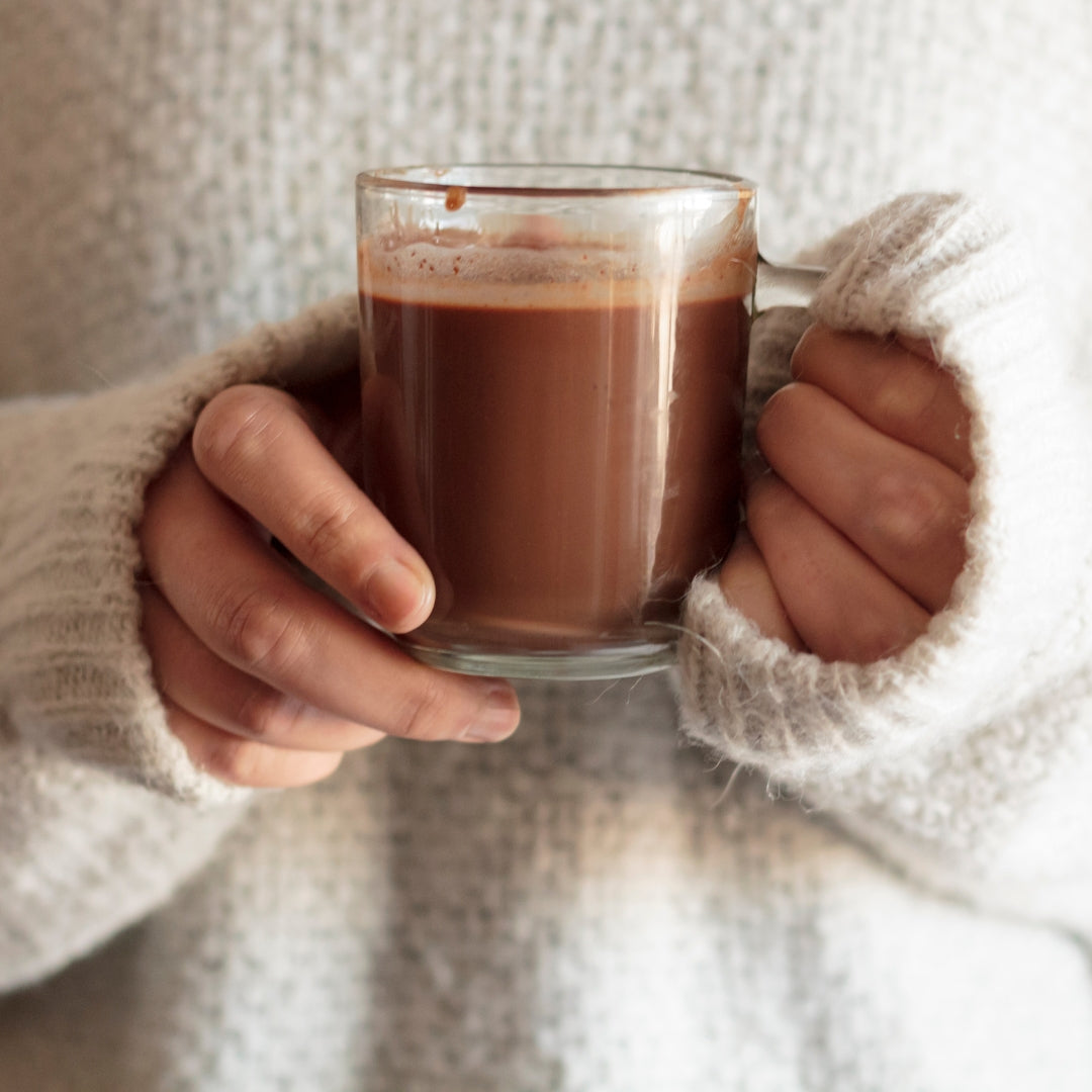 tasse chocolat chaud chandail blanc main