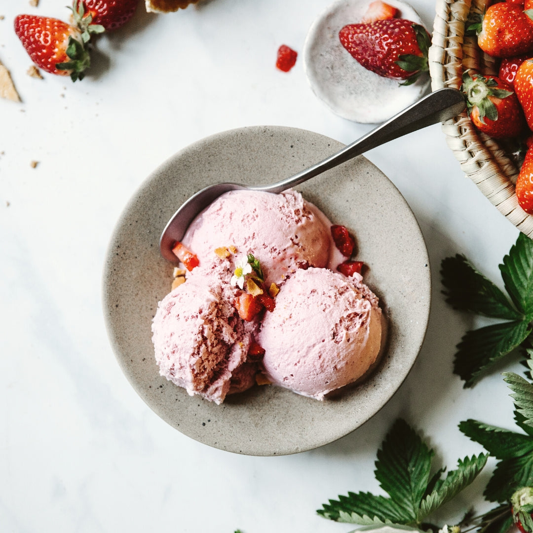 crème glacée fraises cétogène bol blanc