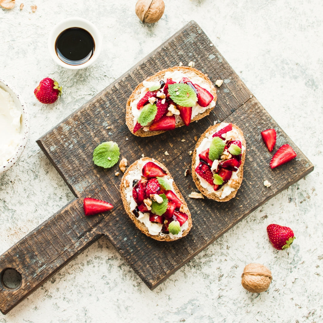 croutons de chèvre fraises sur planche de bois