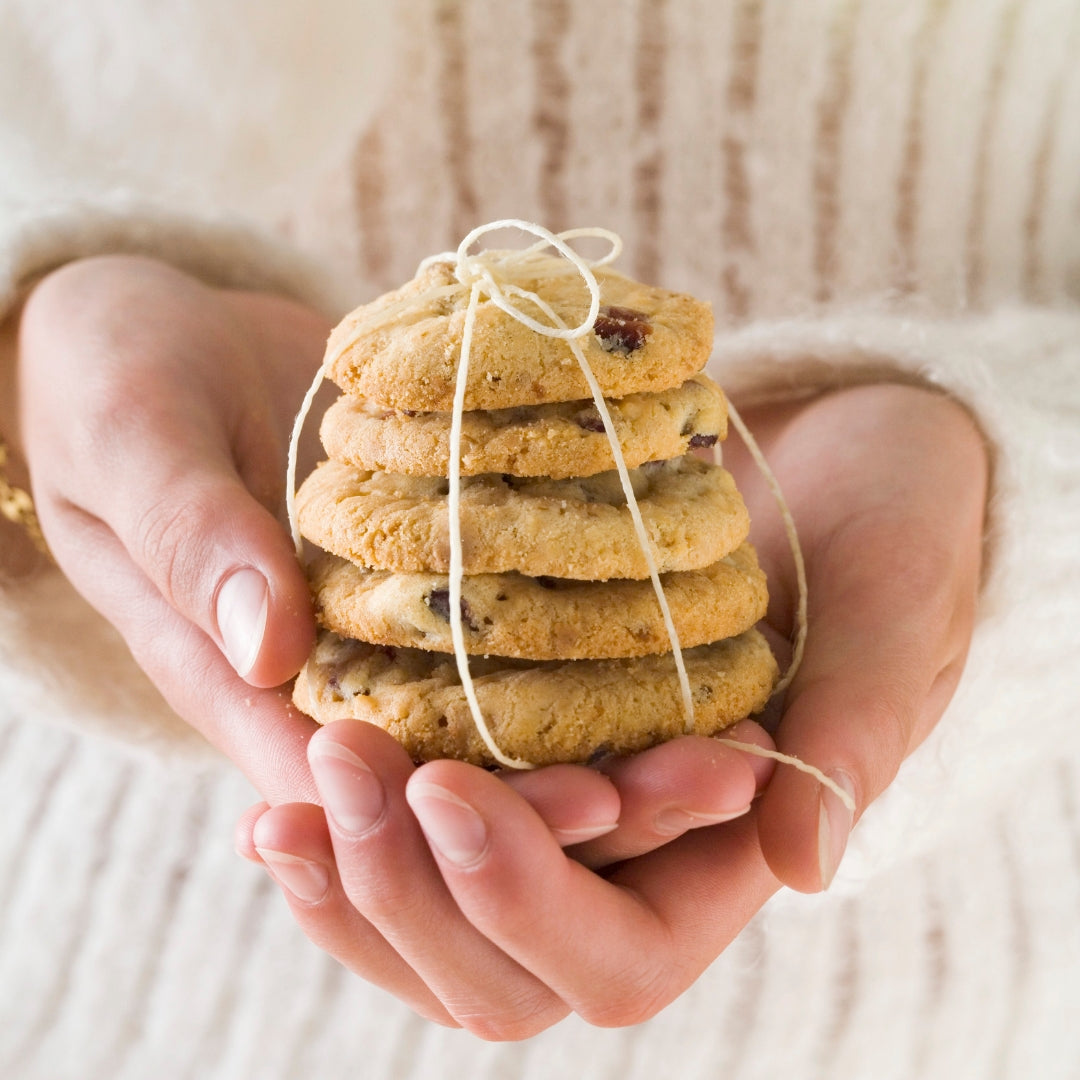 femme qui tient des biscuits aux canneberges 