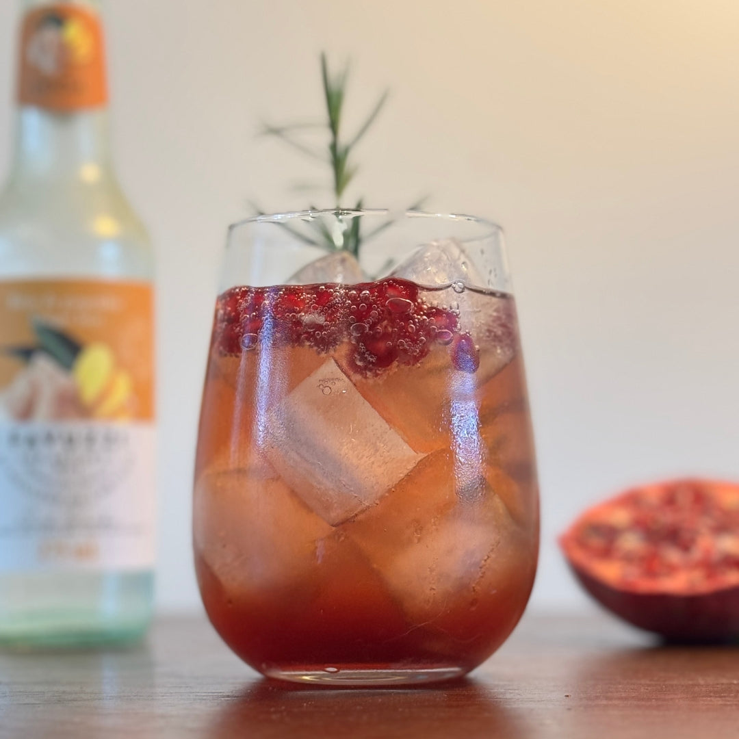 cocktail pomme grenade et gingembre avec branche de romarin