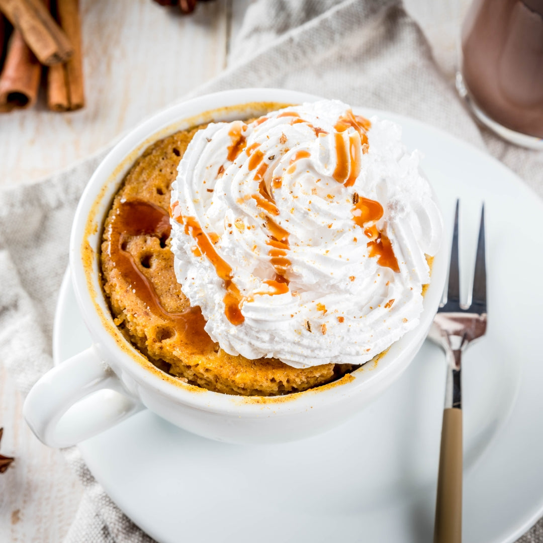 mug cake à la citrouille épicée avec crème fouettée