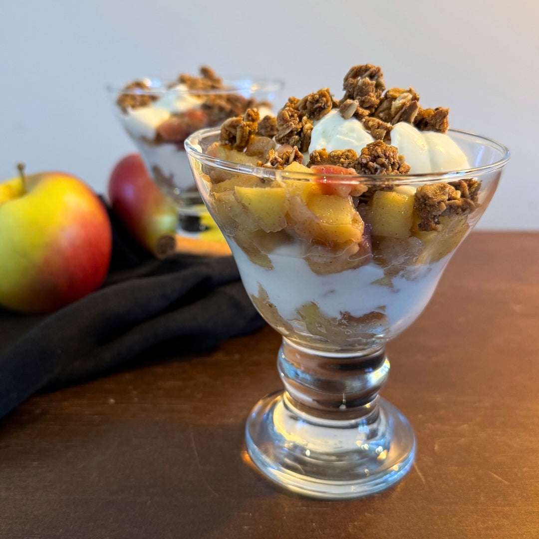 parfaits aux pommes avec granola dans coupes en verre 