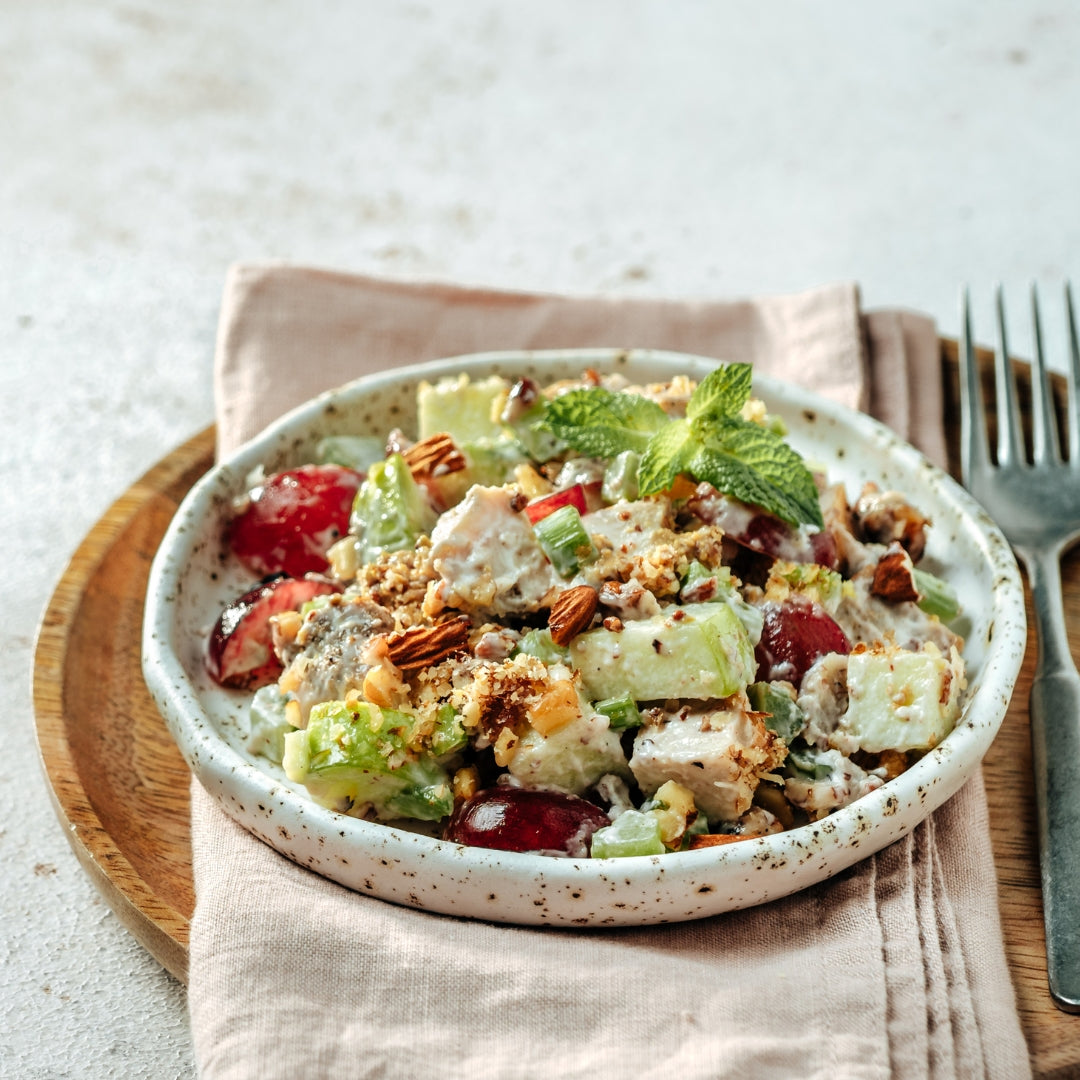 salade waldorf, linge en lin sur plateau en bois