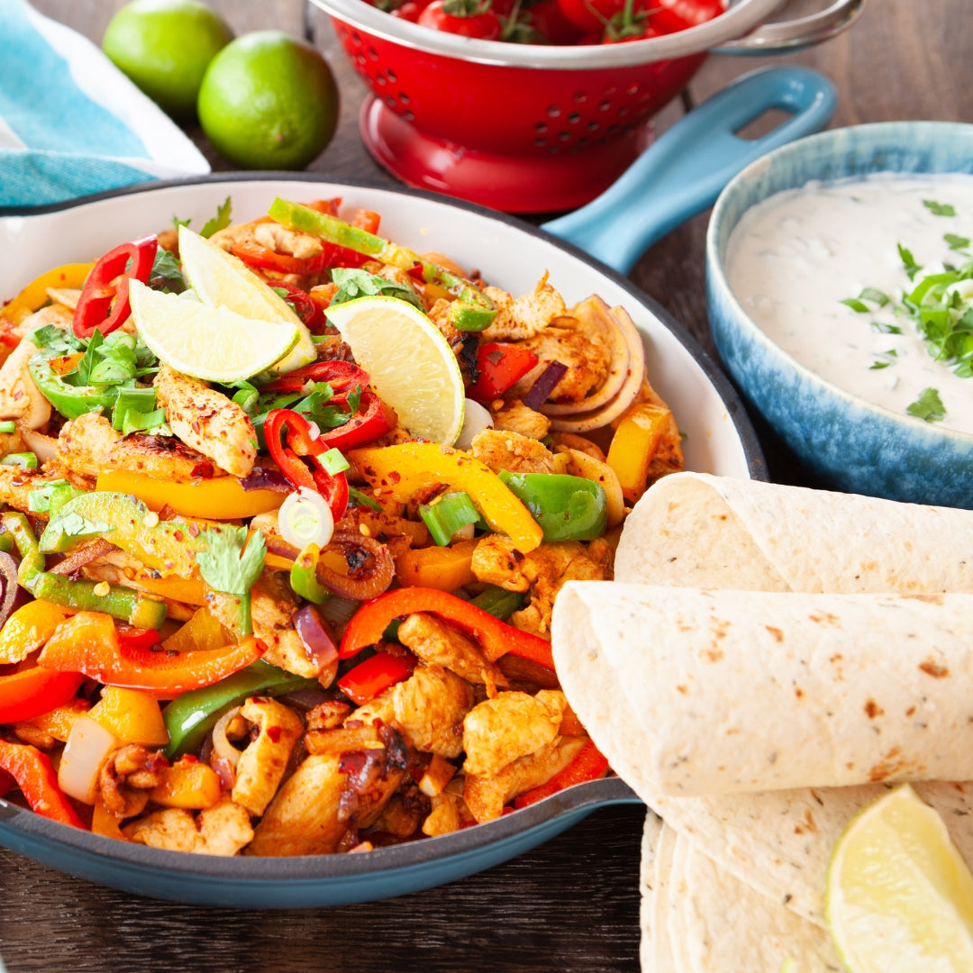 fajitas au poulet dans une casserole avec tortillas