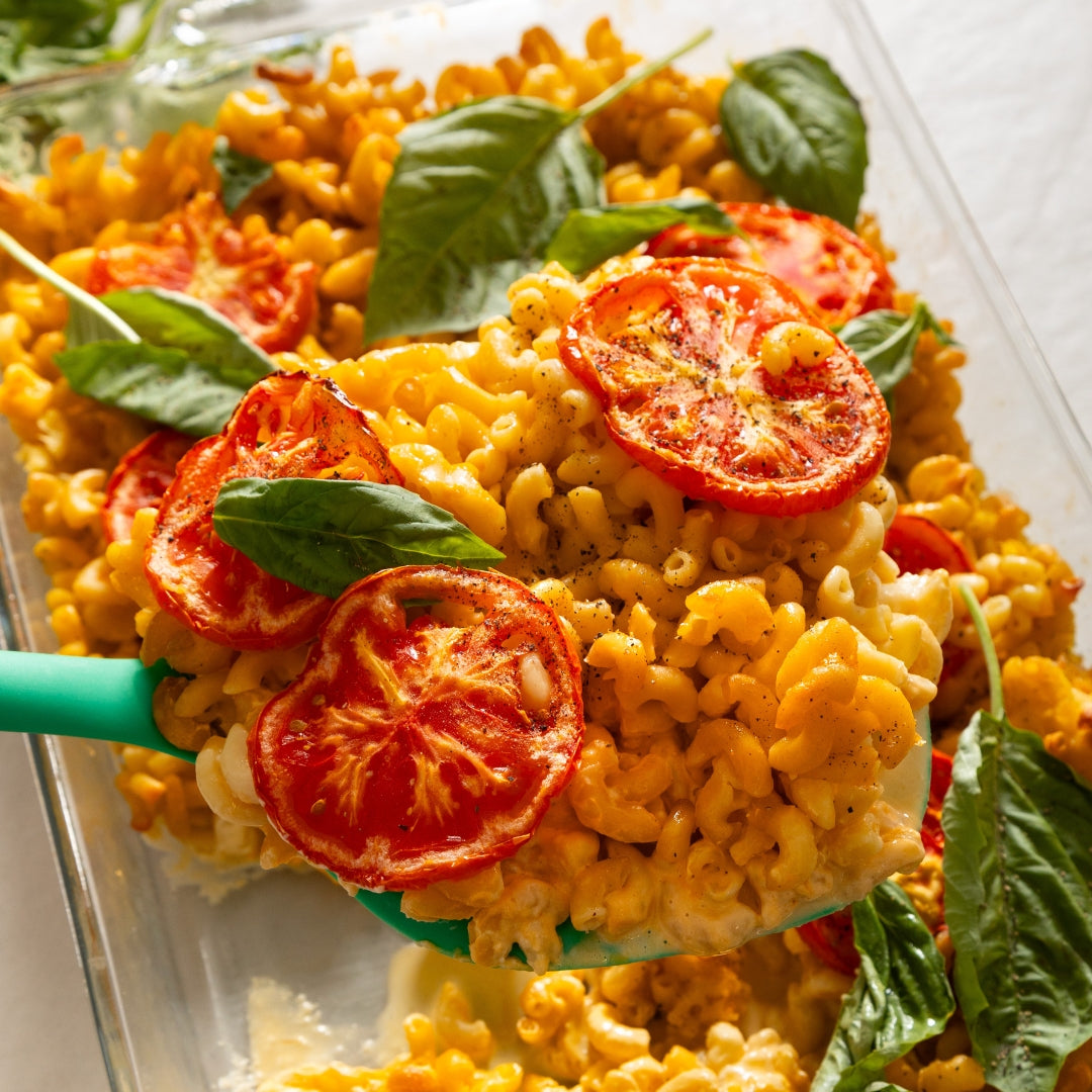 macaroni au fromage tomates basilic dans une casserole