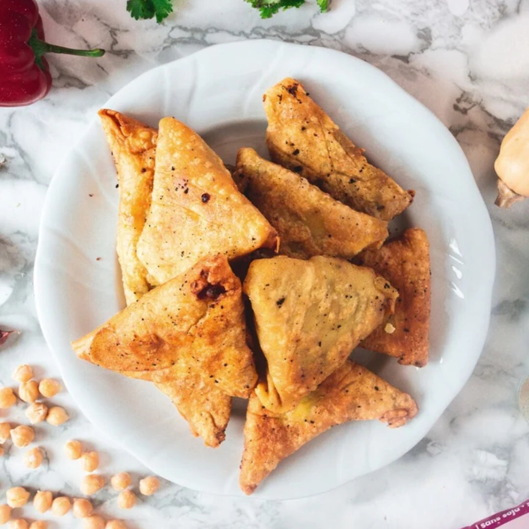 samoussas assiette blanche pois chiche