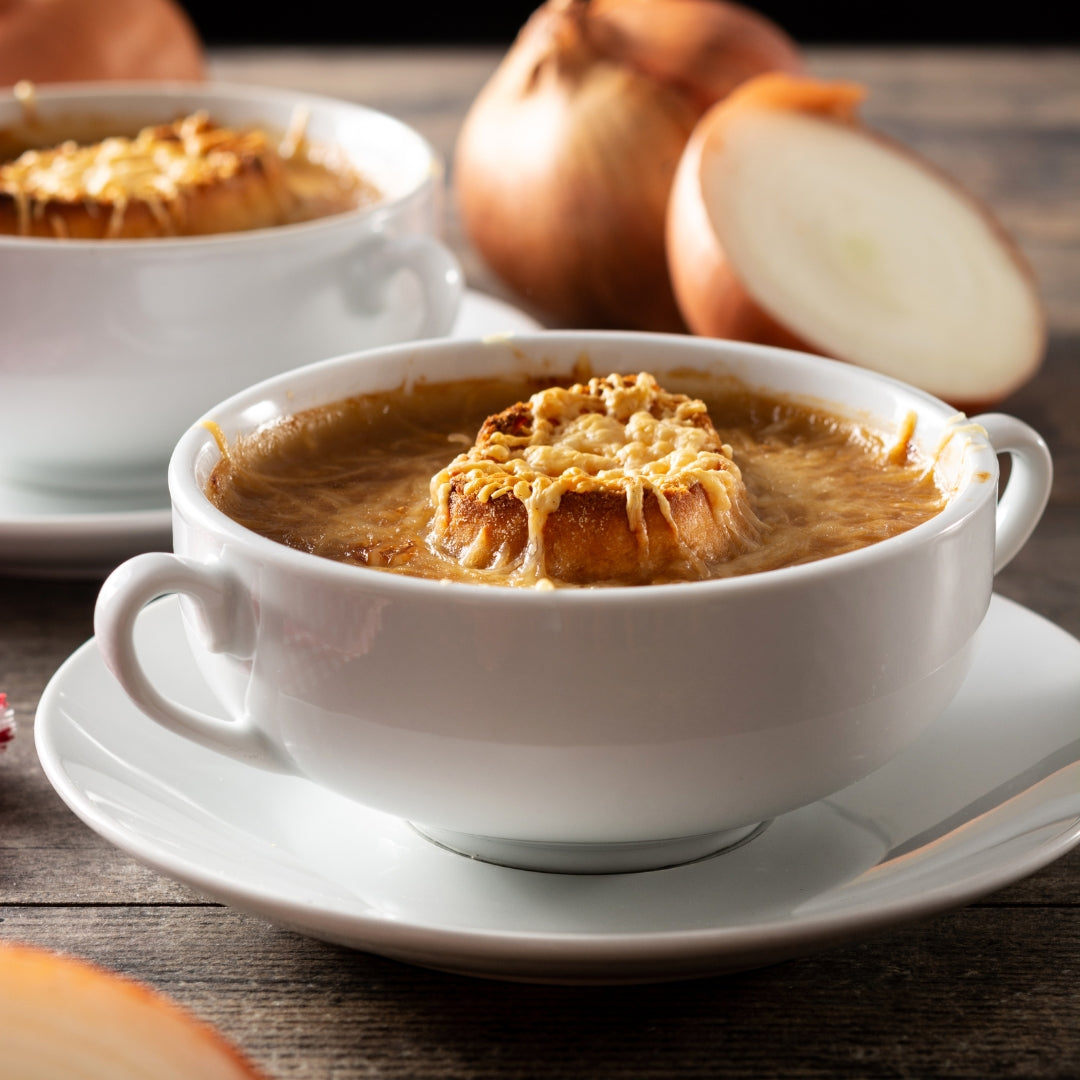 soupe à l'oignon gratinée dans un bol blanc