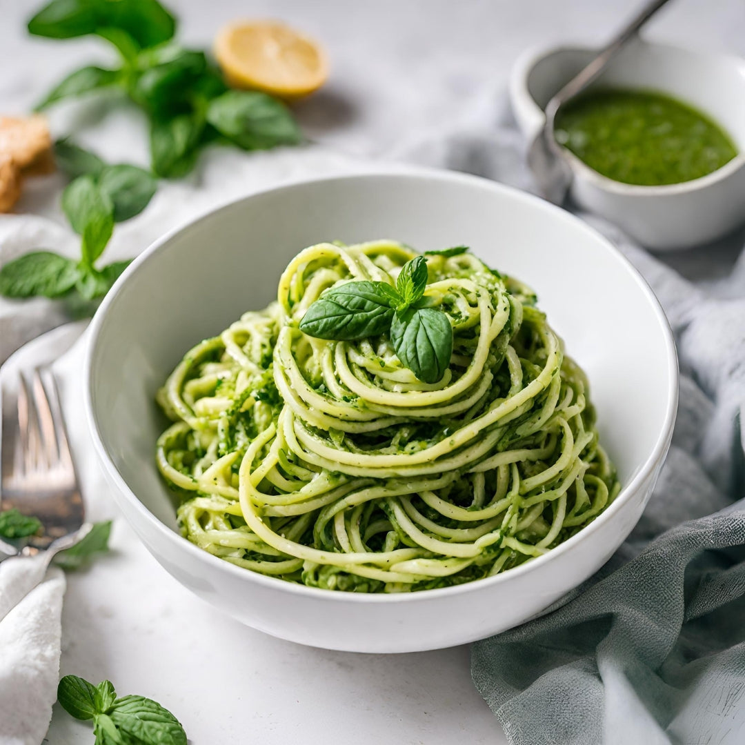 zoodle pesto dans un bol blanc