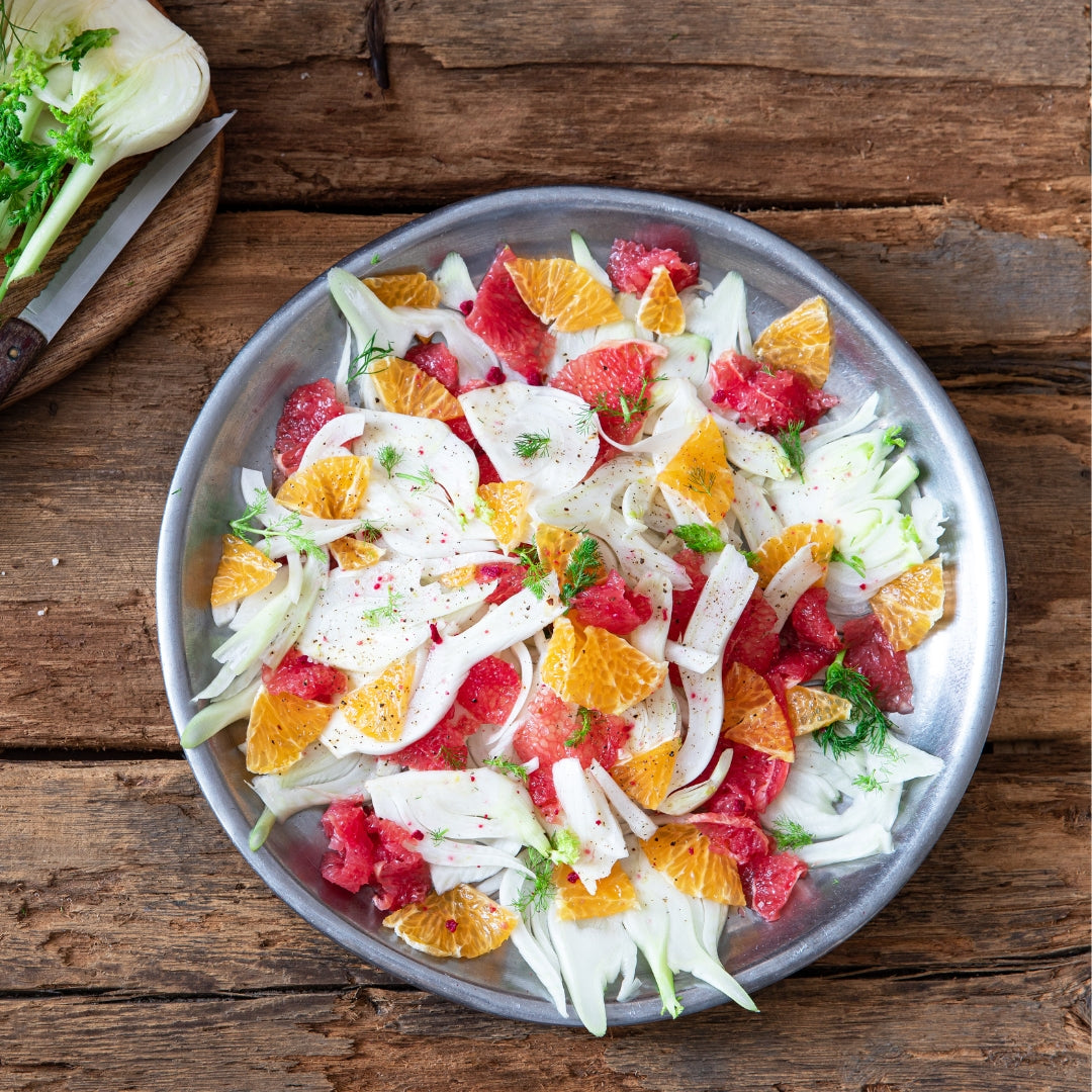 salade fenouil avec orange et pamplemousse sur table en bois