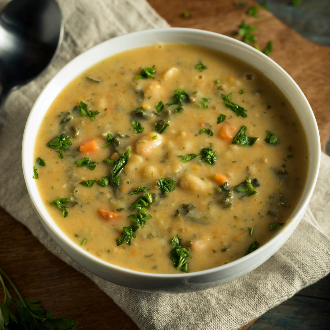 soupe aux haricots blanc et kale dans un bol blanc 