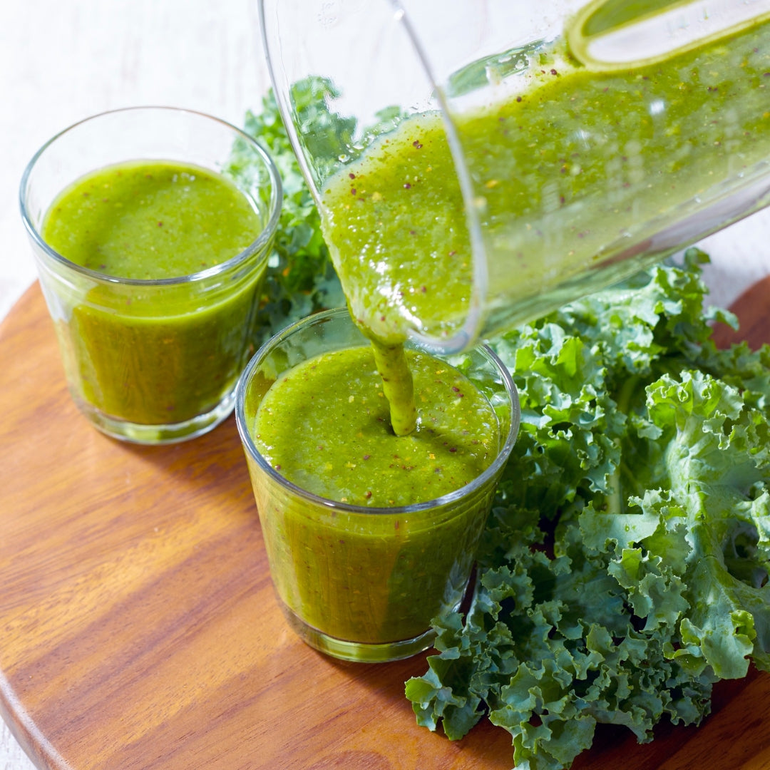 jus vert avec kale sur planche de bois
