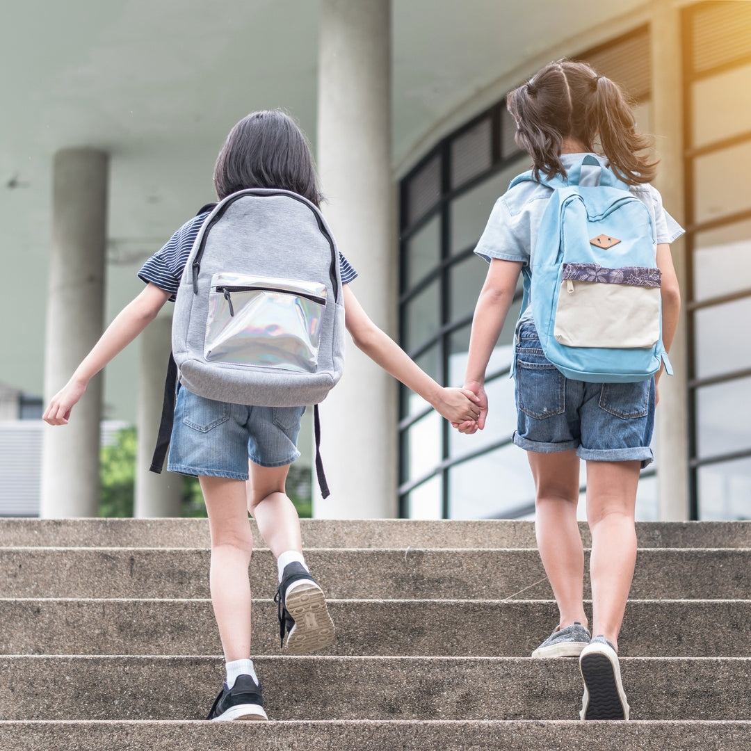 jeune femme qui tient des cahiers d'école